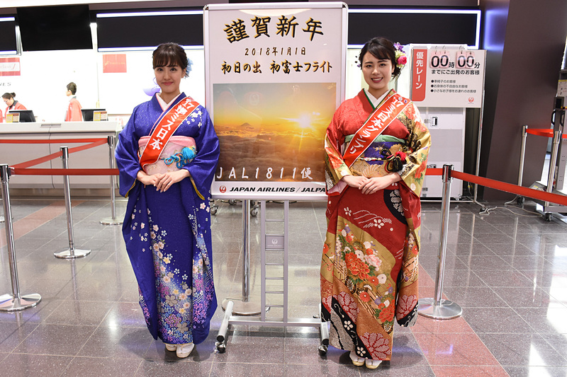 チェックインカウンターで2017年ミス日本グランプリ/ミス着物の高田紫帆さん（右）、2017年準ミス日本の宮西伽奈さん（左）が出迎えた