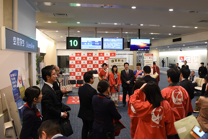 全員参加したのではないかと思うくらい多くの人がゲート前で記念撮影を行なった