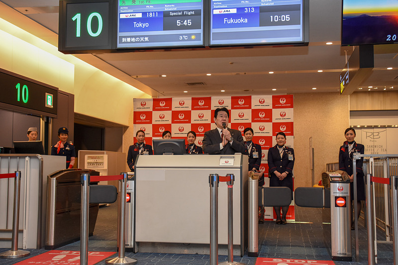 ゲート内のアナウンス用マイクを使って挨拶