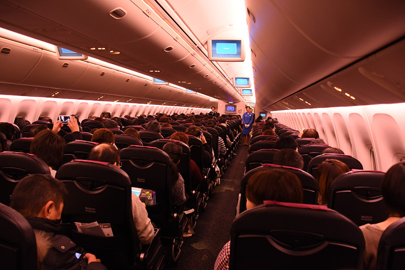 機内は満席