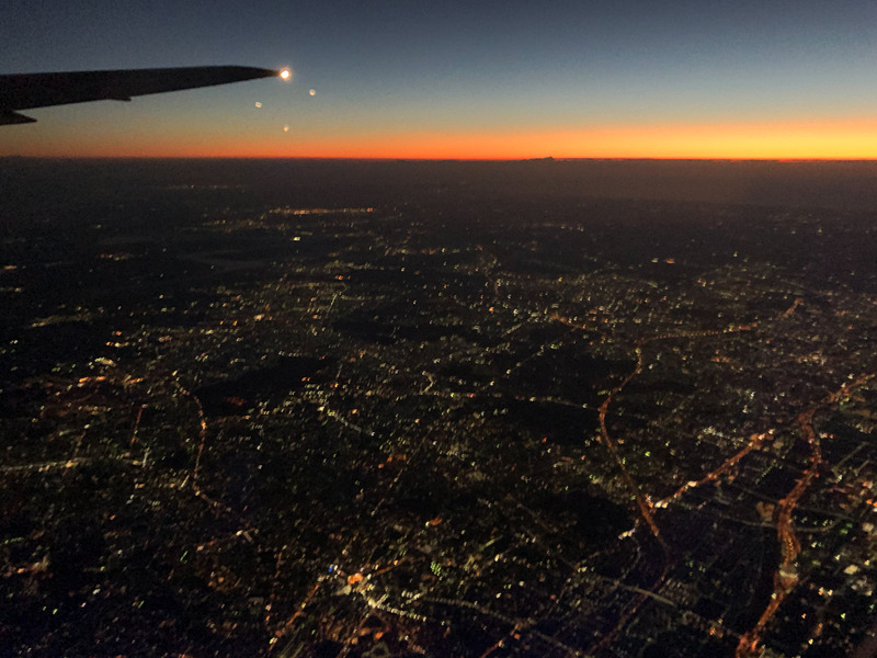 外はまだ暗く、夜景の雰囲気