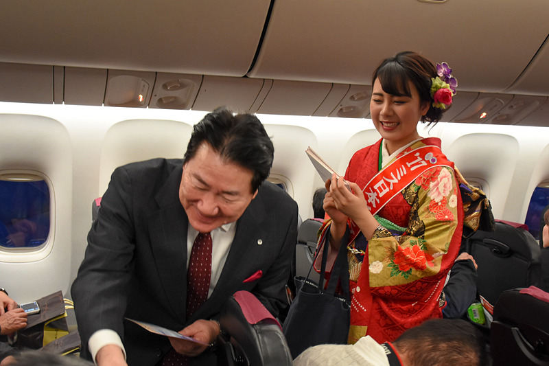 植木氏、谷吉氏らが搭乗証明書を一人一人に配ってまわった