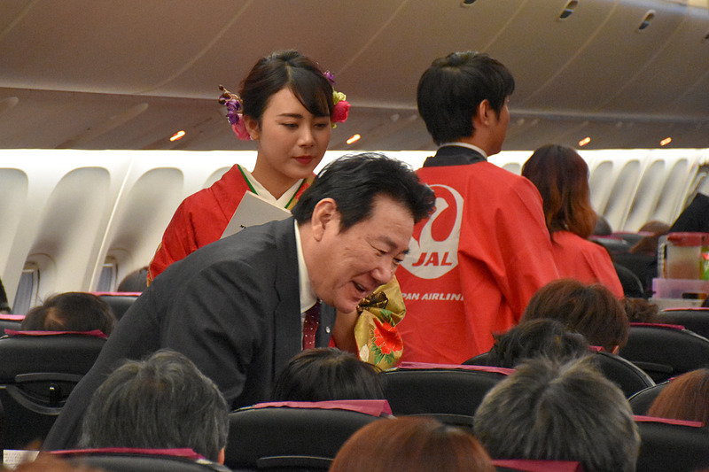 植木氏、谷吉氏らが搭乗証明書を一人一人に配ってまわった