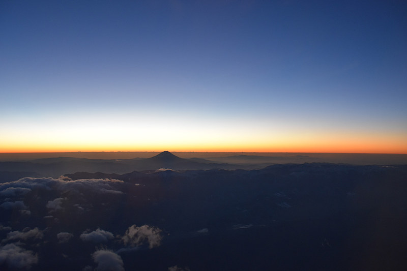 稜線が明るくなるなか、富士山の山頂がぽっこりと目立つ