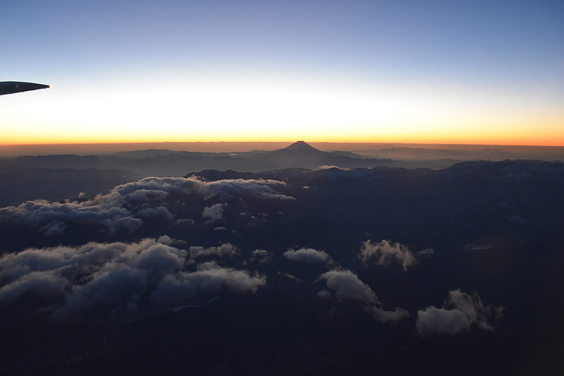 稜線が明るくなるなか、富士山の山頂がぽっこりと目立つ