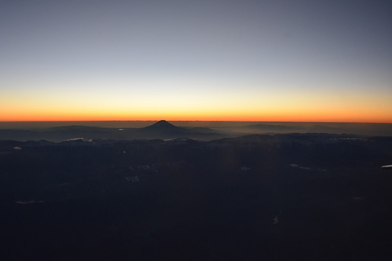 稜線が明るくなるなか、富士山の山頂がぽっこりと目立つ
