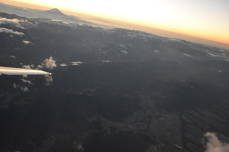山あいの様子がよく見える。このとき高度は6100m付近