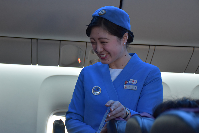 歴代制服を着用したCAがとびきりの笑顔で接客していた