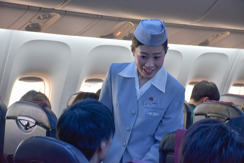 歴代制服を着用したCAがとびきりの笑顔で接客していた