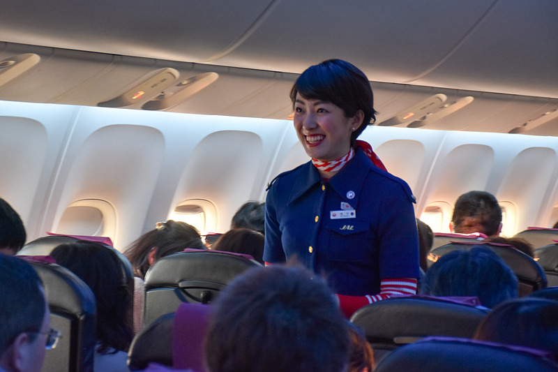 歴代制服を着用したCAがとびきりの笑顔で接客していた