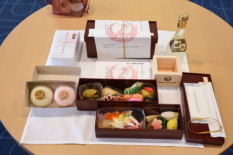 参加者には特製弁当（おせち風弁当）と紅白饅頭、升酒、お茶が配布された