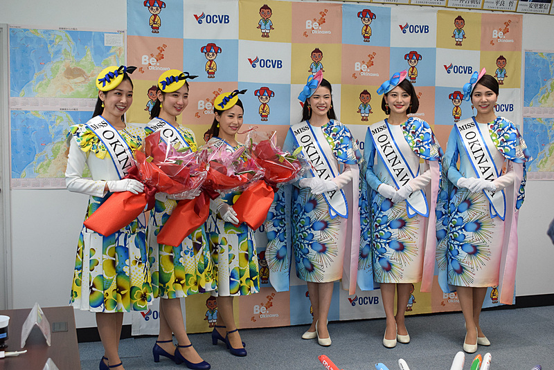 2017年12月の定例記者懇談会と、ミス沖縄2017からミス沖縄2018への交代式が行なわれた