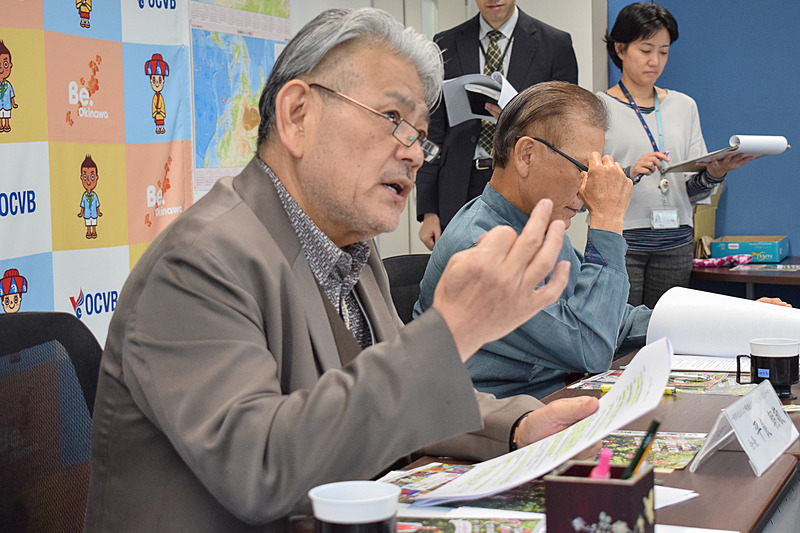 2017年の重大ニュースを発表する平良会長