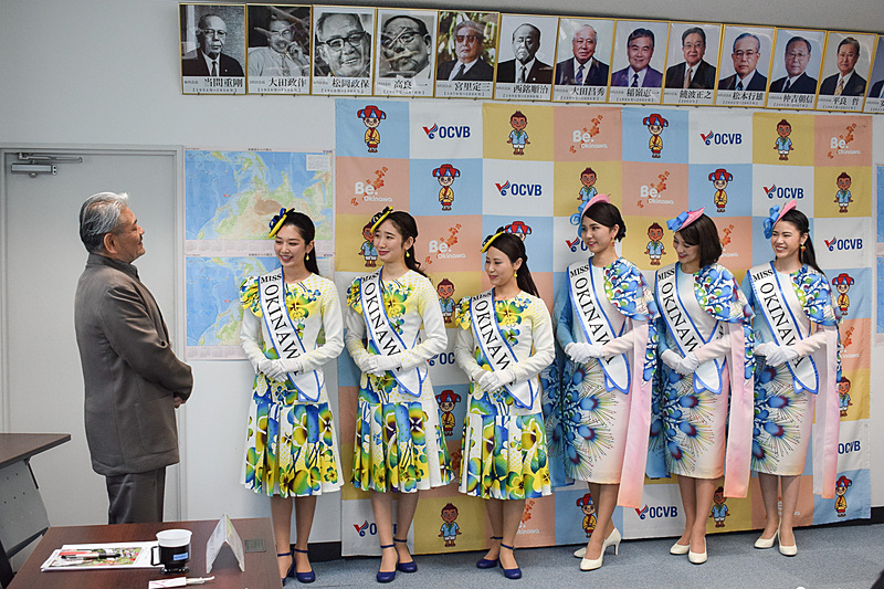 新旧ミス沖縄へメッセージを贈る平良会長