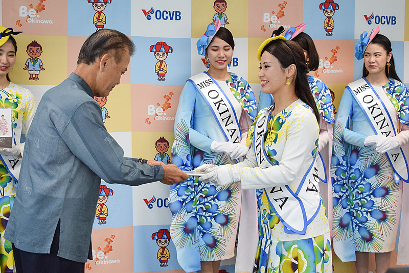 記念アルバムの贈呈