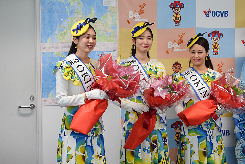 ミス沖縄2017スカイブルーの嘉数晴花さん（左）