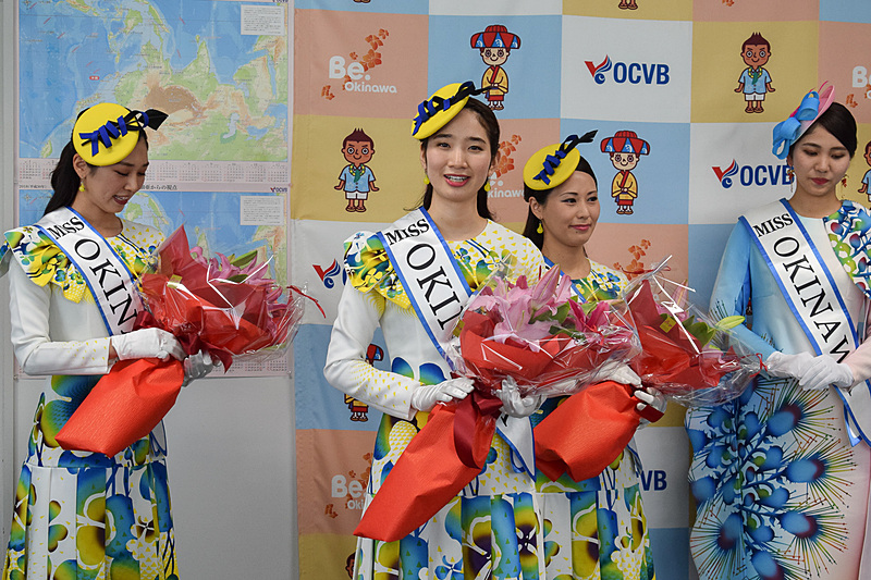 ミス沖縄2017コバルトブルーの町田満彩智さん（中央）