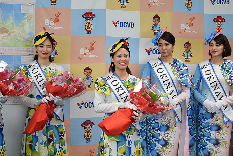 ミス沖縄2017クリーングリーングレイシャスの島袋愛梨さん（中央）