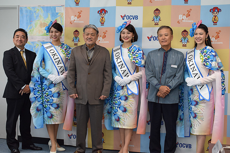 左からOCVB 譜久山健常務理事、スカイブルー山城美希さん、OCVB 平良朝敬会長、コバルトブルー宮平かなさん、OCVB 前田光幸専務理事、クリーングリーングレイシャス末吉古都子さん