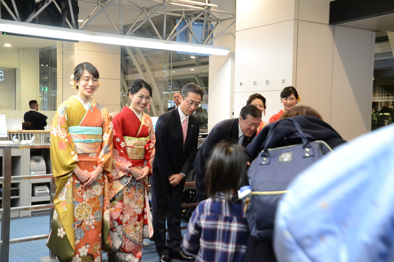 笑顔でお見送りをする平子氏ら