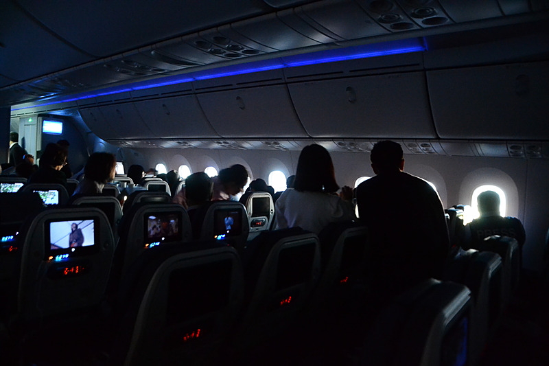 機内も照明が消され、窓に注目