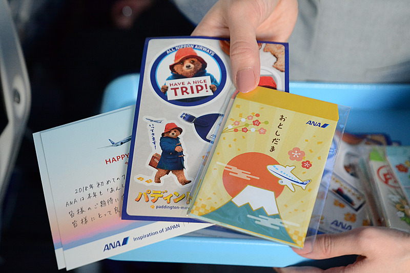 CAが乗客一人一人に手書きのカードをプレゼント