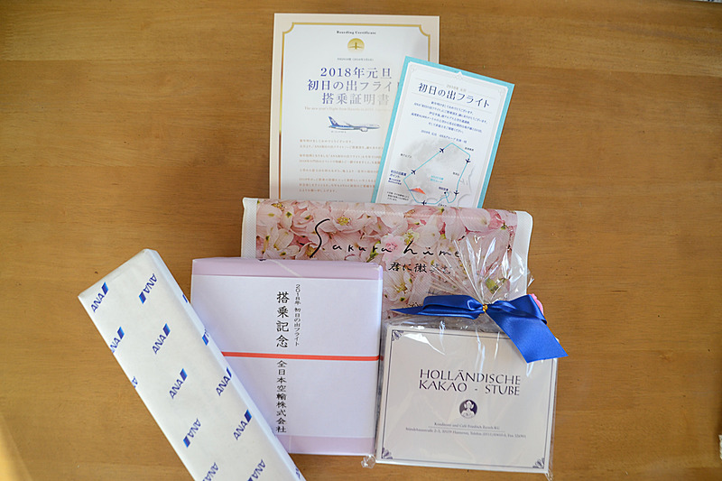 搭乗証明書とお土産（和菓子やチョコレート、お箸など）