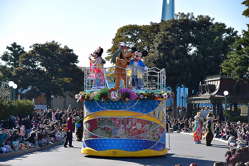 主役のプルートを中央にミッキーマウスたちが一緒に登場