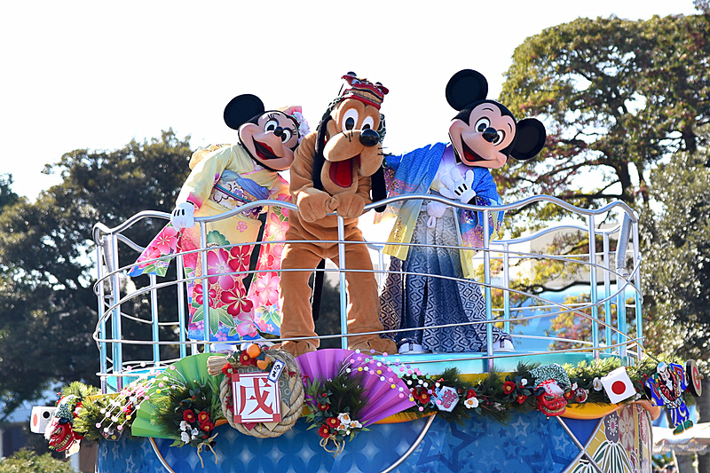 ミッキーマウスとミニーマウスは和服姿、プルートは獅子舞姿でご挨拶