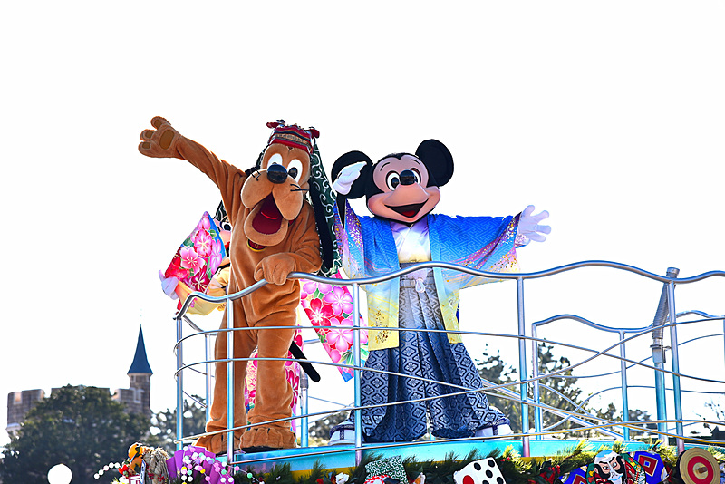 ブルーの袴に羽織を合わせてきりっとした姿のミッキーマウスがプルートと息のあったパフォーマンス