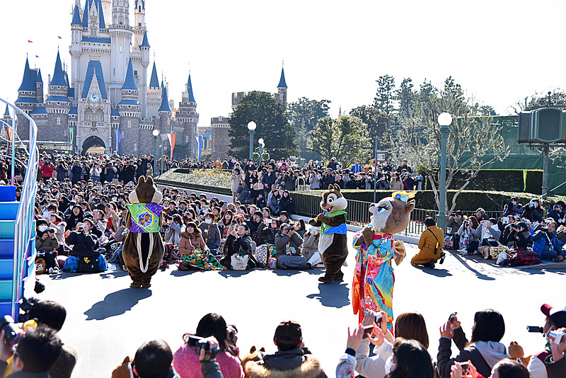 クラリスはブルーやレッドを基調としたモダンな振り袖。チップとデールはグリーンの揃いの法被で新年をお祝い