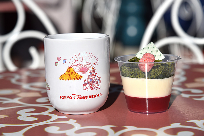 スーベニアカップの裏側には初日の出などのおめでたいモチーフが描かれている