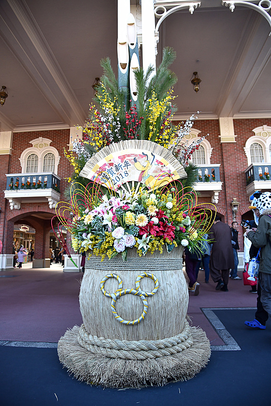 プルートなカラーリングの門松。ミッキーシェイプ部分もイエローでプルートを思わせる色使い。左右ともに同じデザイン