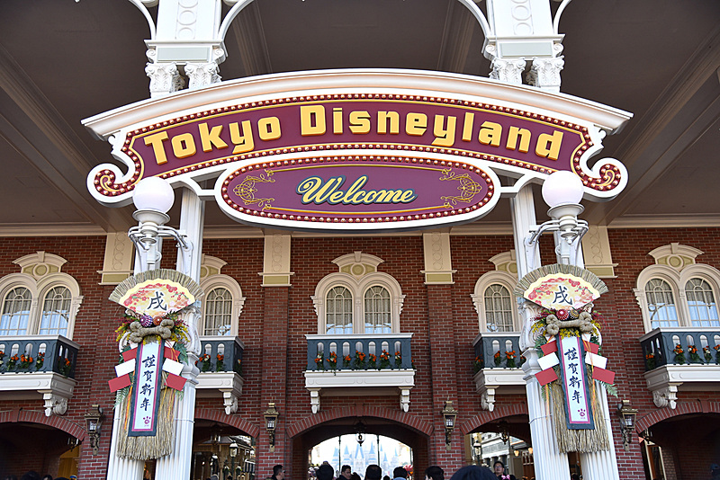 「戌」の文字がインパクト絶大な注連飾り。梅モチーフが散りばめられている