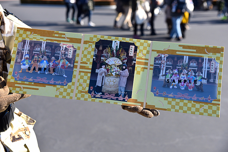 門松をバックに撮影した自分たちの写真と着物姿のキャラクターのスペシャルフォトのセットとなっている