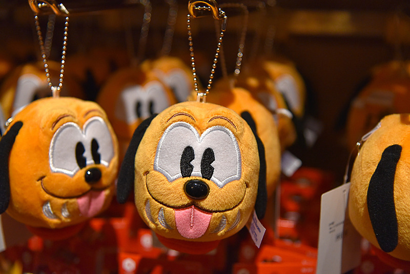 カバンや帽子などに付けて楽しめる「ぬいぐるみバッジ」（1300円）