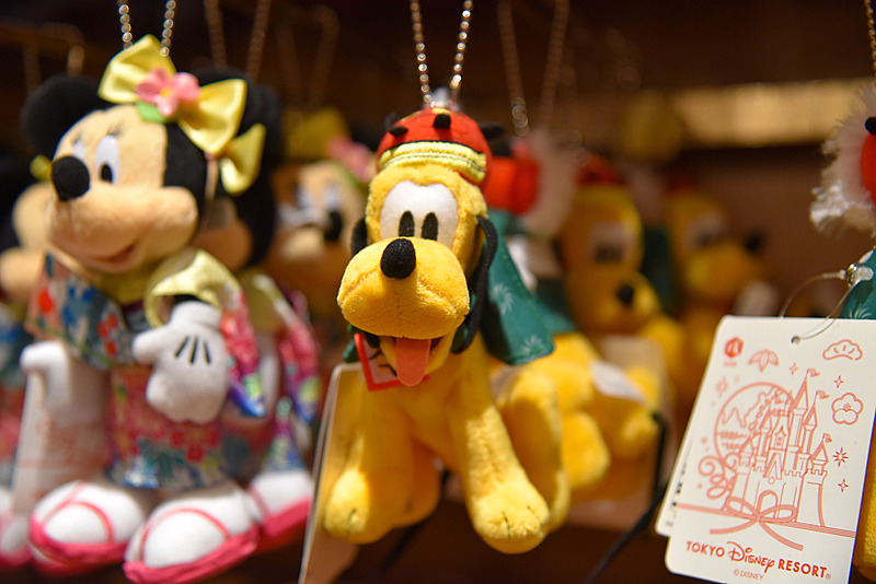 「ぬいぐるみバッジ」（各1800円）もお正月仕様。プルートは獅子舞に変身中