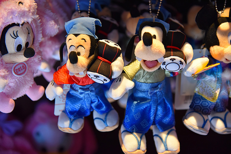 グーフィーとマックスは鼓を打ち鳴らして音楽でお正月に一花添える