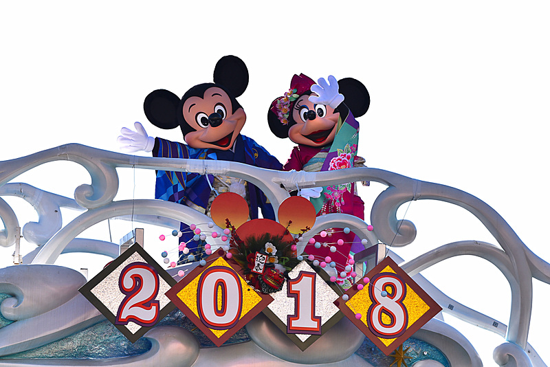 ミッキーマウスとミニーマウスたちがゲストたちと手締めで新年をお祝い。ドナルドダックとデイジーダックも揃ってゲストにご挨拶