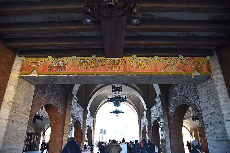 ミラコスタ通りを進むと目線の先にお正月のバナーを発見