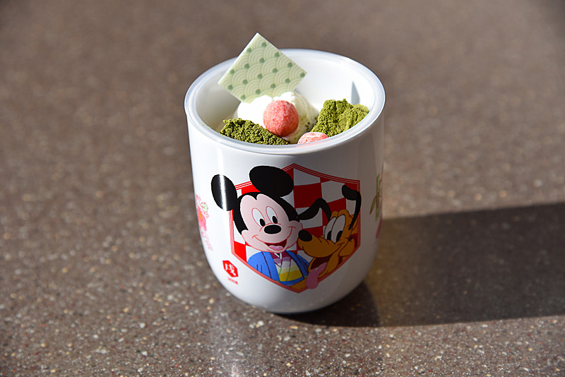 パーク共通のニューイヤースイーツ「練乳ムース＆ストロベリーゼリー、スーベニアカップ付き」（750円）