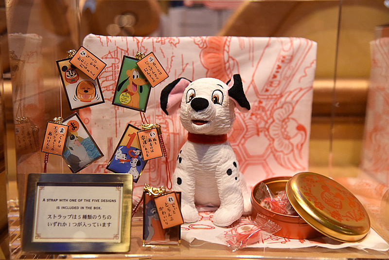 ラッキーのぬいぐるみバッジ、キャンディ、ねつけ、手ぬぐいなどがセットとなっている