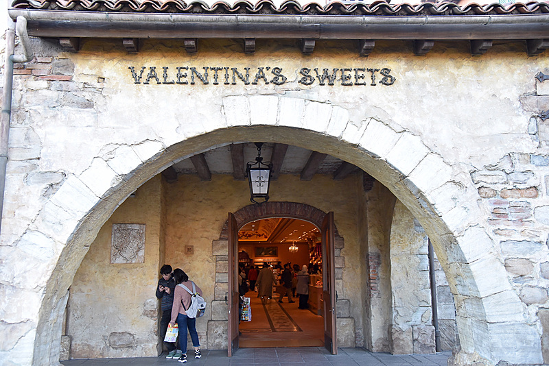 パーク内でどこよりもお菓子の品揃えが豊富な「ヴァレンティーナズ・スウィート」