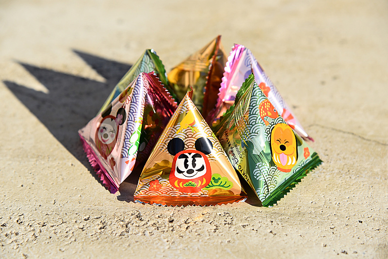 テトラ型の小分け袋には、ダルマシェイプのミッキーマウスたちの笑顔が描かれている