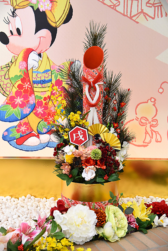 サイドの門松には「戌」のデコレーション。「戌」の点部分が肉球印に。全体的に椿や梅などが使われており季節感も