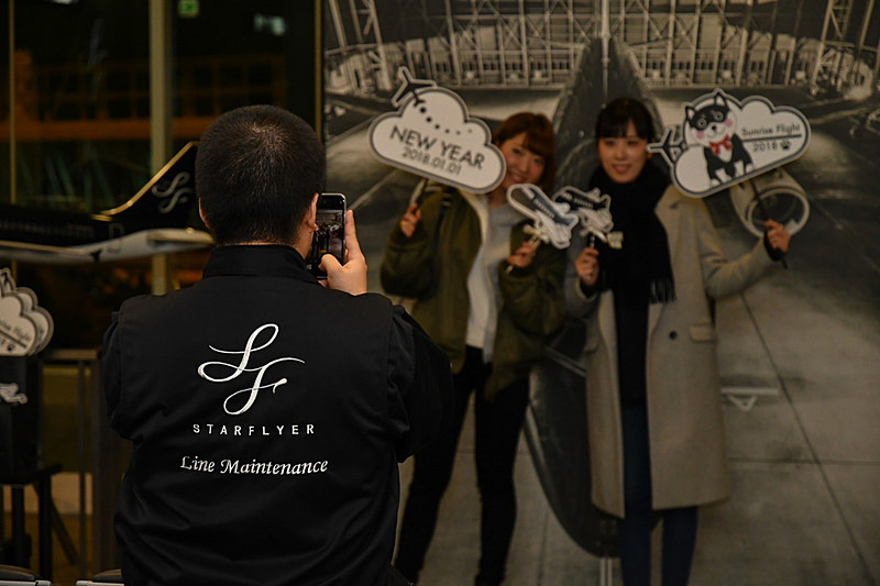 スターフライヤーが所有するエアバス A320型機を模した撮影ブース前で記念撮影