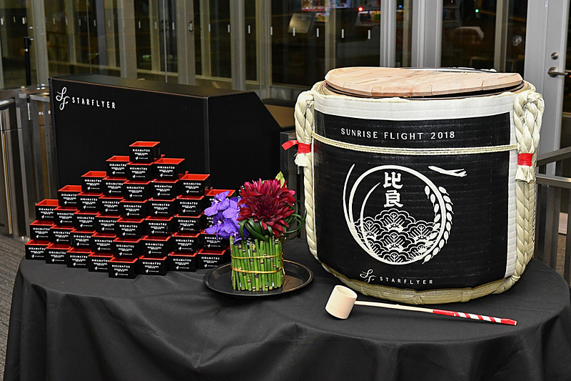 篠崎酒造によるオリジナルのエンブレム升酒。鏡開きのあと参加者に振る舞われた。升には日付とスターフライヤーのロゴが入る