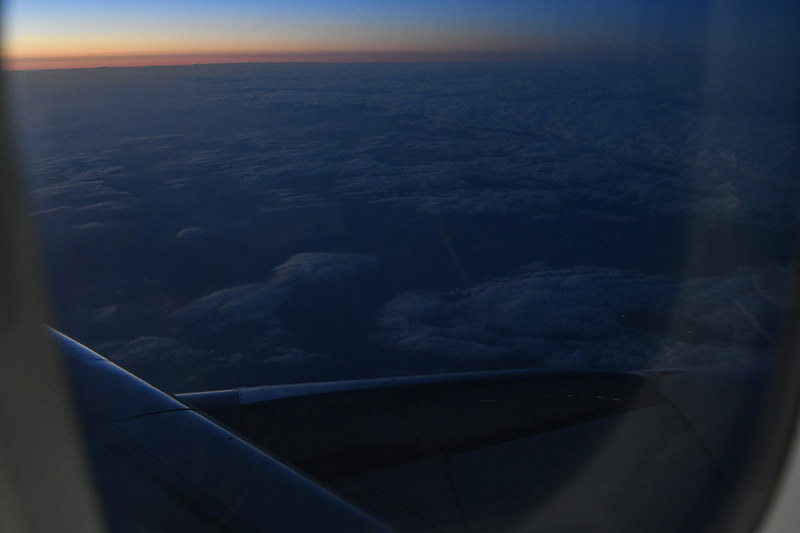 雲が厚く地上の様子は確認できなかった