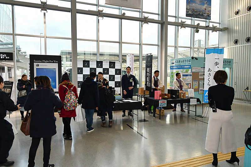 到着ロビーに設けられた販売ブース