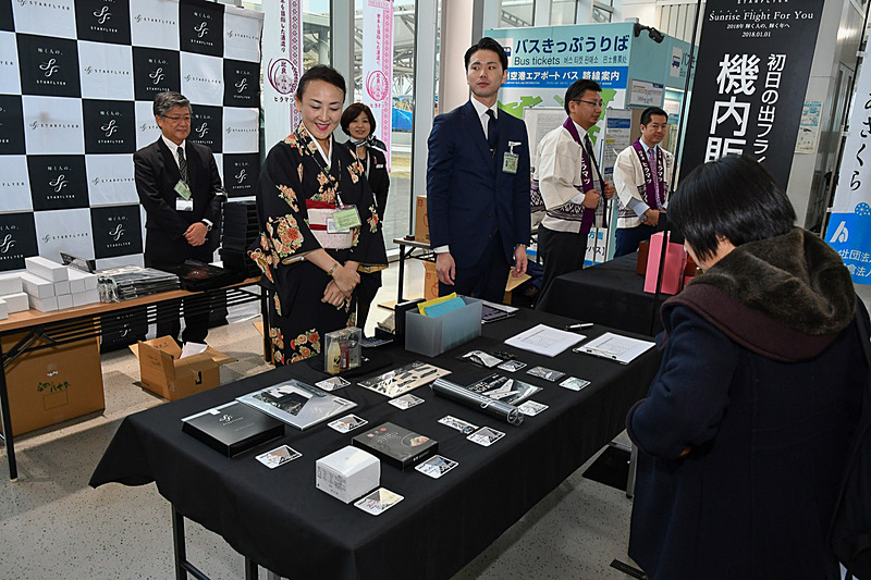 スターフライヤーのブースでは機内用のアイテムを販売